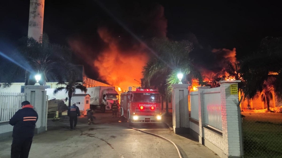 Impactante incendio en una fábrica de colchones de Rafaela