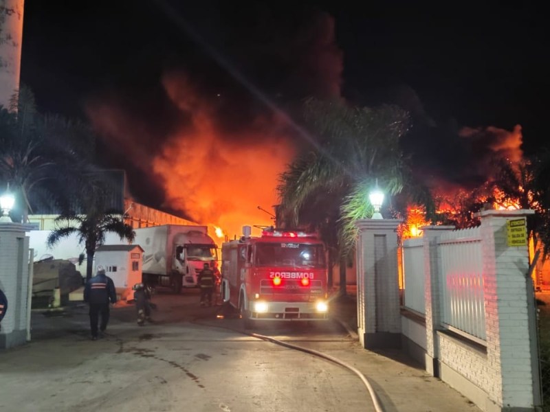 Impactante incendio en una fábrica de colchones de Rafaela