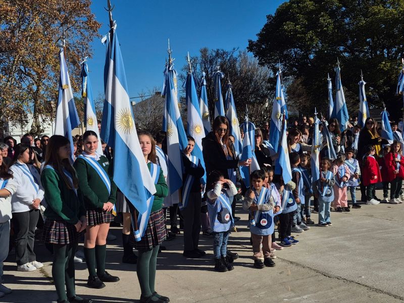 400 alumnos de Casilda juraron su lealtad a la Bandera en una jornada celeste y blanca