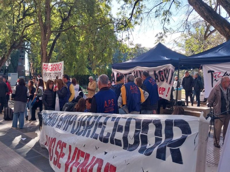 Afiliados se concentran en Paraná en rechazo a la creación de la OSER