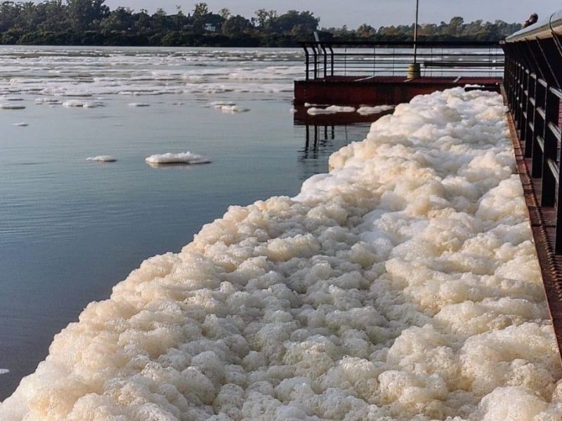 A la creciente se sumó la espuma, pero explicaron que es “de origen natural”