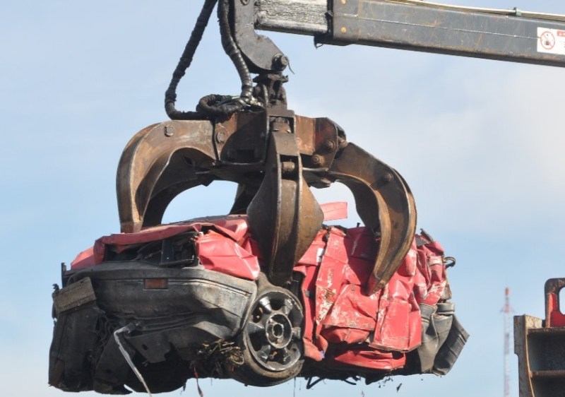 Compactación de vehículos: Municipalidad y Provincia firmaron un convenio