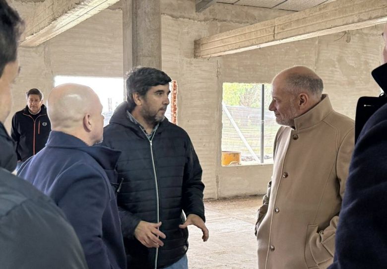 Recorrida de autoridades por las nuevas aulas para Kinesiología