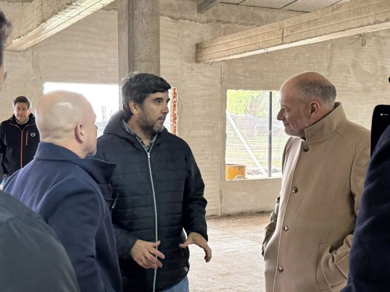 Recorrida de autoridades por las nuevas aulas para Kinesiología