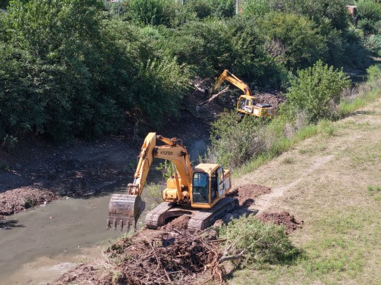 Retiran 1.500 toneladas de desechos del arroyo Ludueña