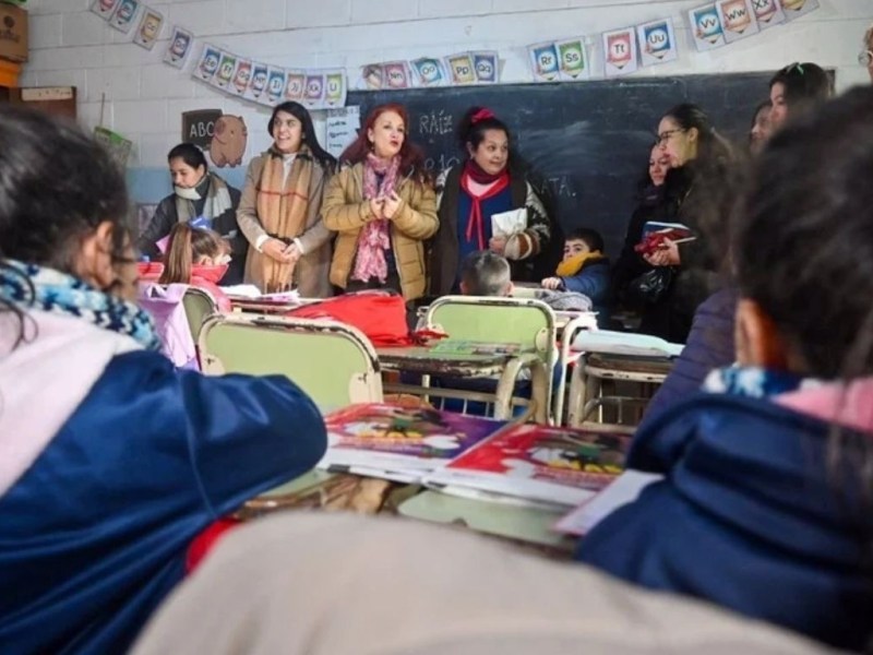 Referentes de seis países latinoamericanos escucharon la política de alfabetización de Santa Fe