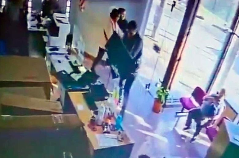 Violento ataque en San Jorge: entró a una oficina de la EPE con un pico y destrozó todo a su paso