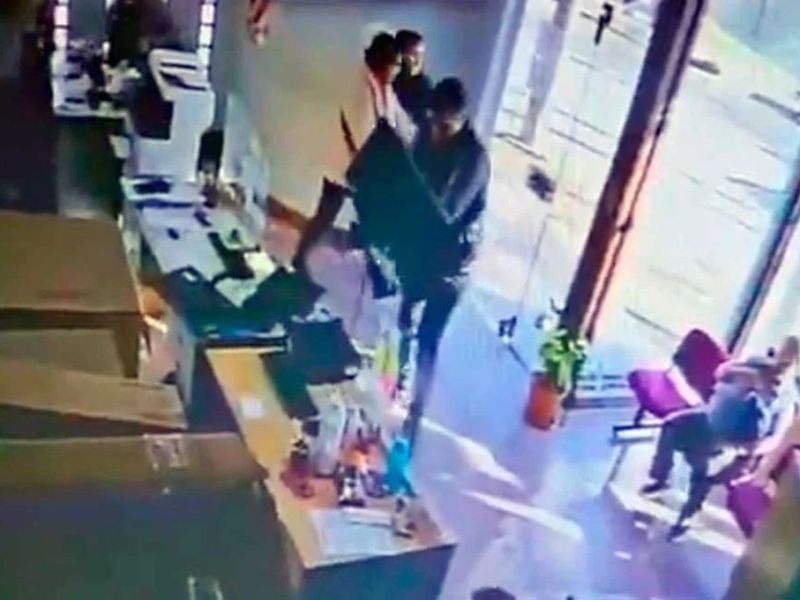 Violento ataque en San Jorge: entró a una oficina de la EPE con un pico y destrozó todo a su paso