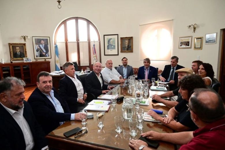 Paritarias en Santa Fe: el gobierno convocó a estatales y docentes para el martes