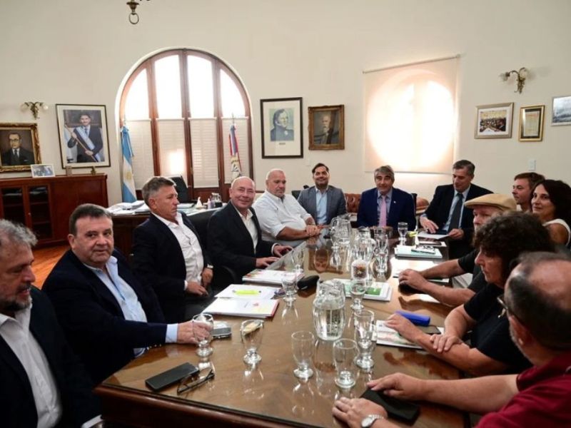 Paritarias en Santa Fe: el gobierno convocó a estatales y docentes para el martes