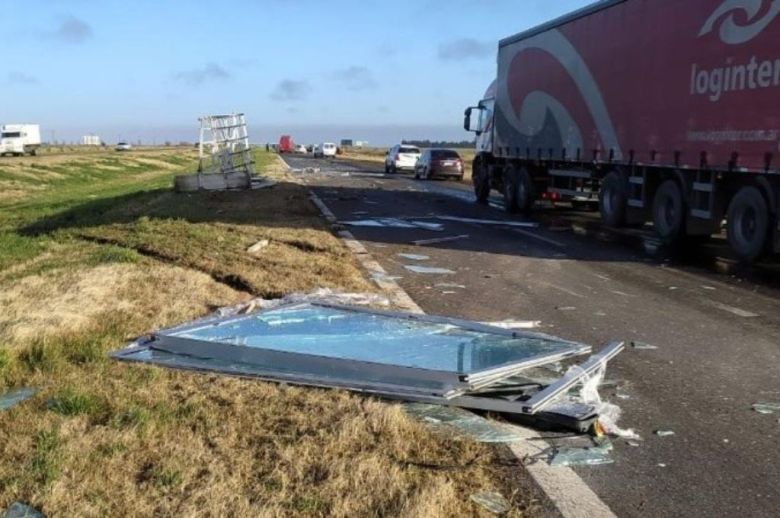 Fuerte choque múltiple en la autopista Rosario-Córdoba dejó cuatro heridos