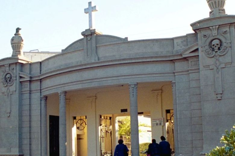 Chocó con su auto contra el tapial del cementerio de Esperanza y murió