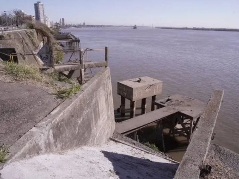 Buscan desesperadamente a un joven en Rosario que cayó al río mientras pescaba con su papá