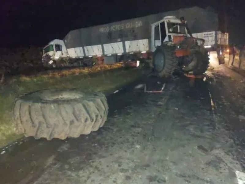 Accidente en ruta 12, en jurisdicción del departamento La Paz: chocaron un tractor con un camión