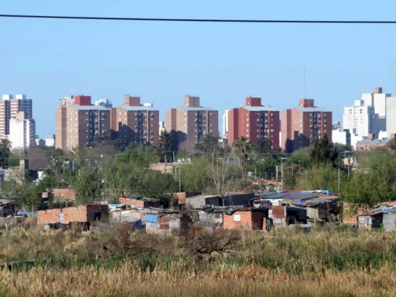 La mitad de los argentinos percibe que sus ingresos no alcanzan ni permiten ahorrar, señala un informe de la UCA