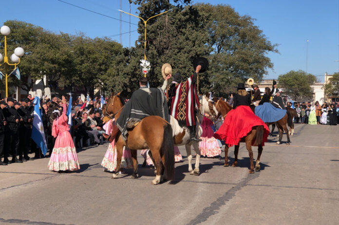 Sastre abre el mes de las patronales con el tradicional acto del 9 de Julio y la presentación del «Indio» Lucio Rojas