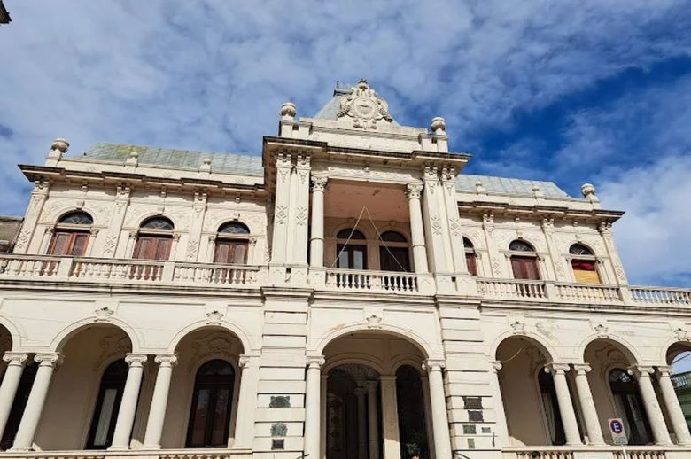 La municipalidad de Victoria redujo un 20% el salario de funcionarios
