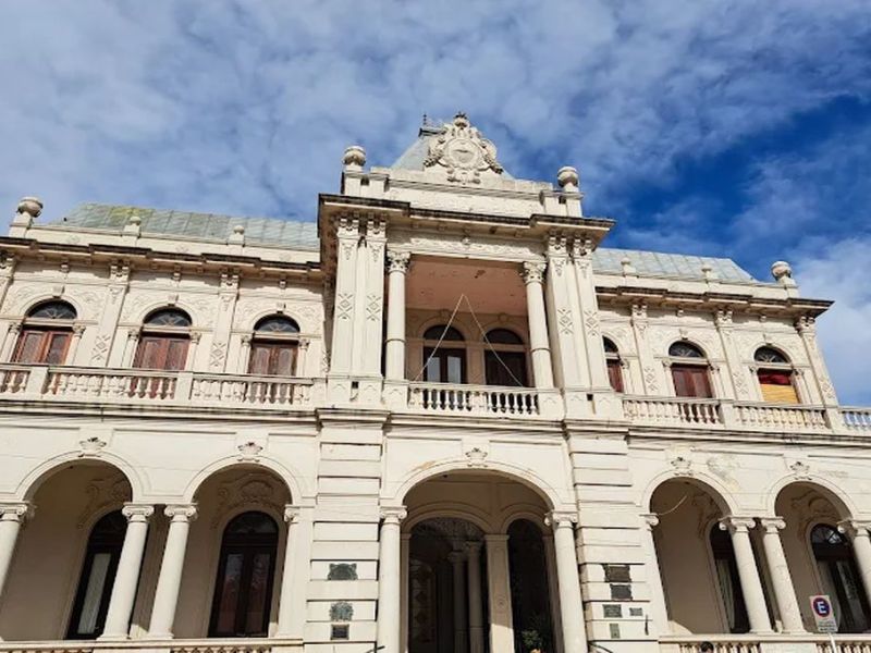 La municipalidad de Victoria redujo un 20% el salario de funcionarios