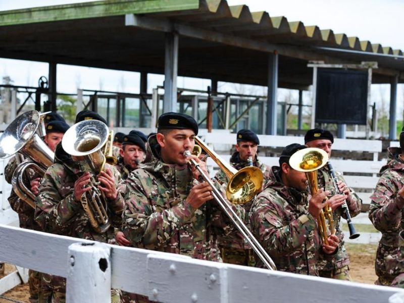 La Banda Militar y los caballos criollos, en la expo rural de Gualeguaychú