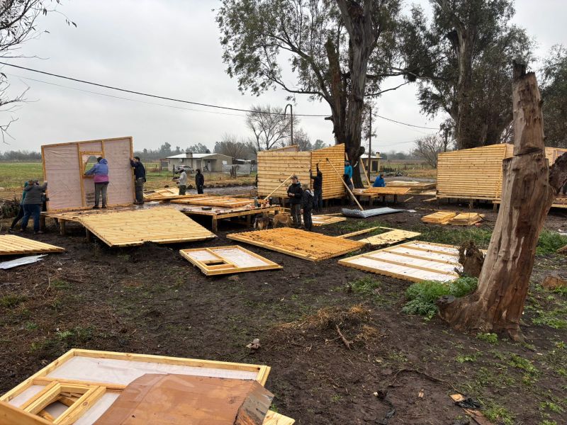 Jornada épica bajo la lluvia: el municipio de El Trébol, Techo Argentina y cientos de voluntarios construyeron 15 viviendas