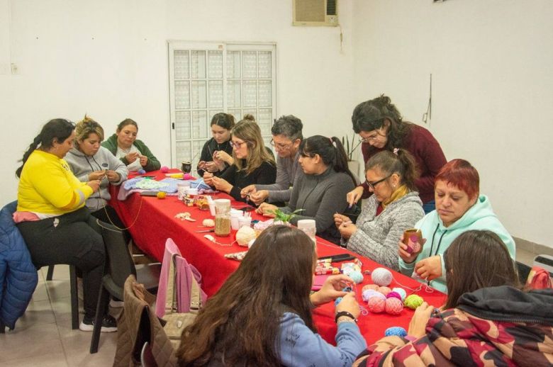 Se realizó el primer taller municipal de tejido en Victoria
