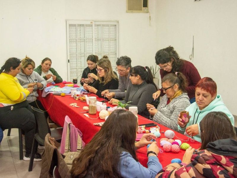 Se realizó el primer taller municipal de tejido en Victoria