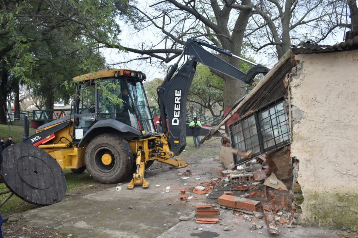 Derribaron una vivienda en Rosario relacionada a hechos delictivos