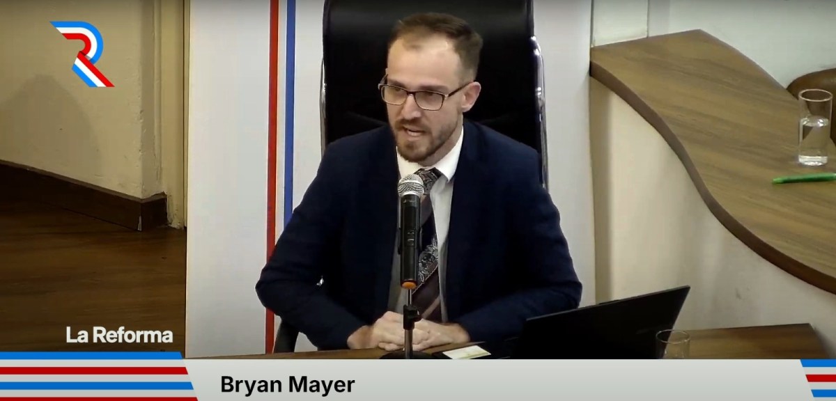 Bryan J. Mayer expuso en Rosario y llevó la voz de las comunas a la reforma constitucional