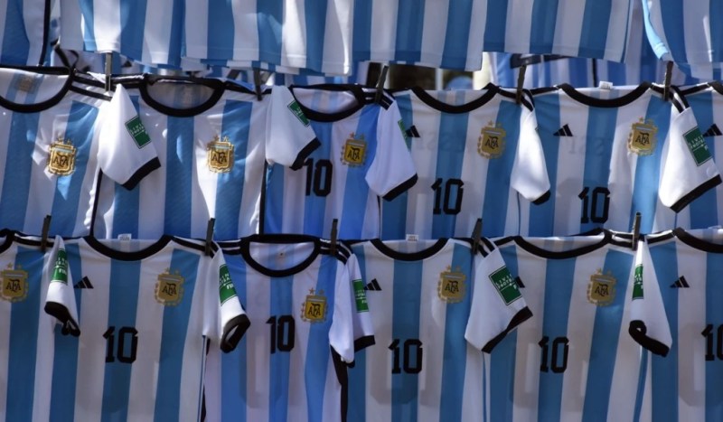 Procesaron a un santafesino por vender camisetas truchas de la Selección Argentina