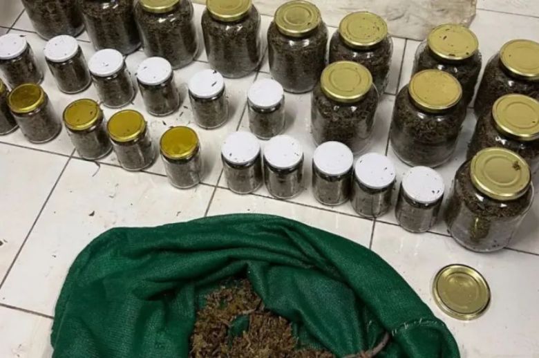Control policial en Paraná: un hombre descartó casi 14 kilos de marihuana y se dio a la fuga