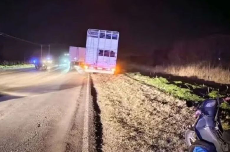 Trágico accidente en RP 11: una mujer murió tras caer de la moto y ser atropellada por un camión