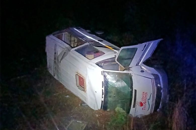 Una combi que trasladaba a diez empleados volcó en la ruta 39
