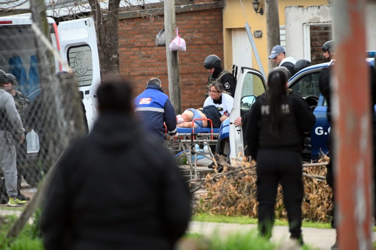 Un policía baleó a su pareja, golpeó a su hija, se atrincheró y se tiroteó con colegas