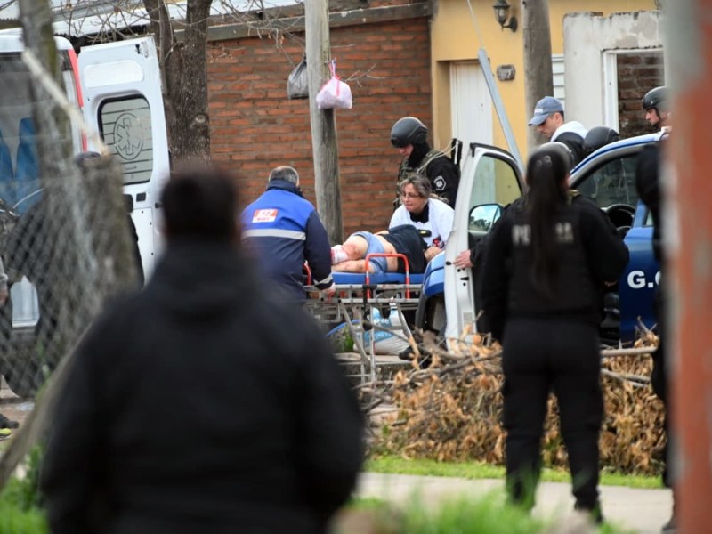 Un policía baleó a su pareja, golpeó a su hija, se atrincheró y se tiroteó con colegas