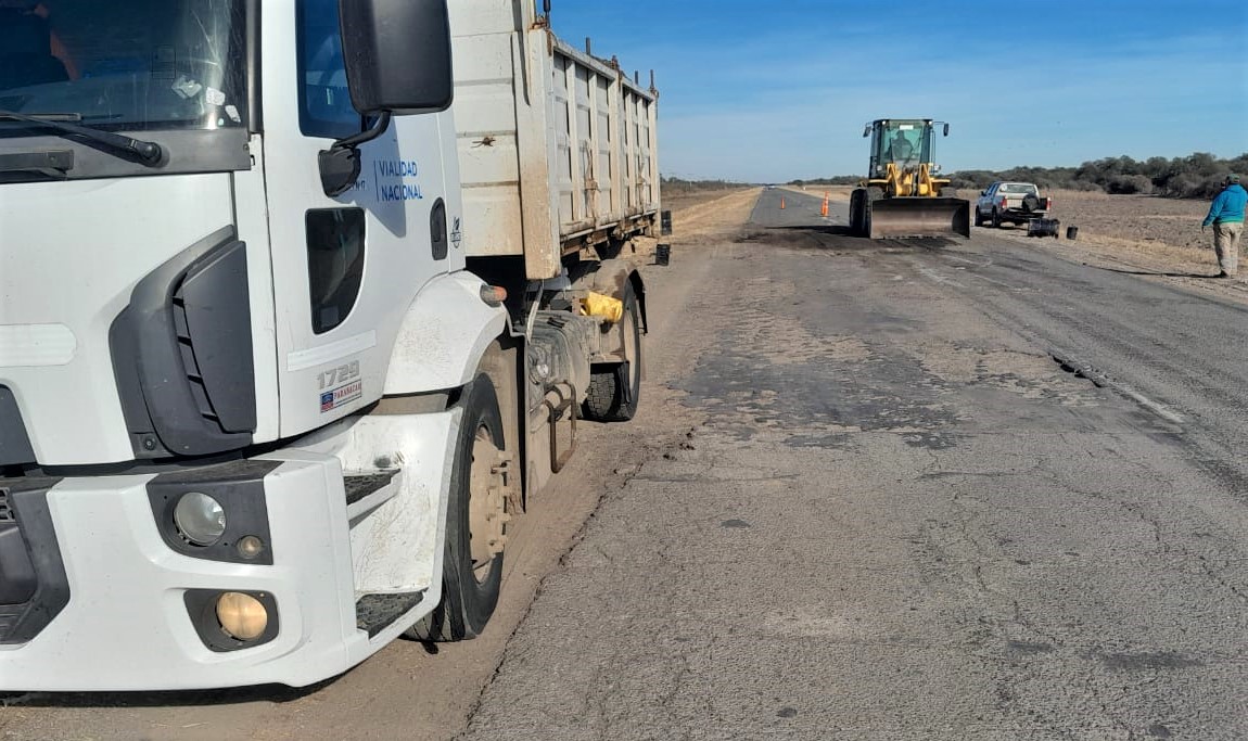 Trabajos de bacheo en la Ruta 98 - Mirador Provincial