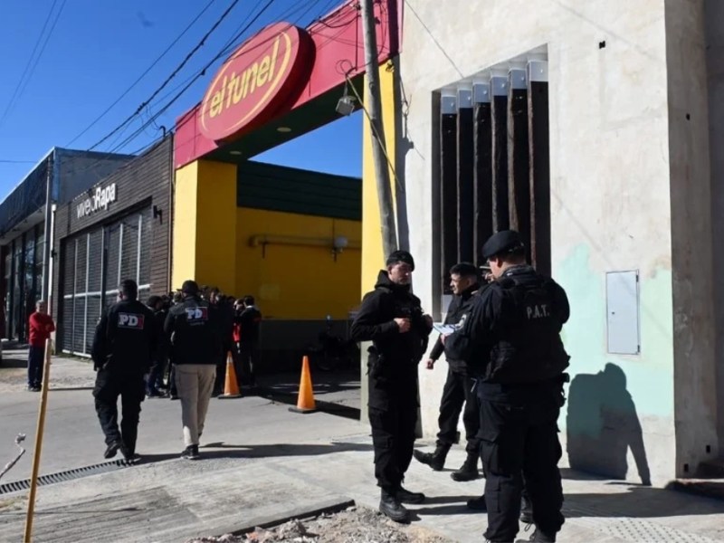 Boquetes y explosivos: el robo de película en un supermercado de Santa Fe