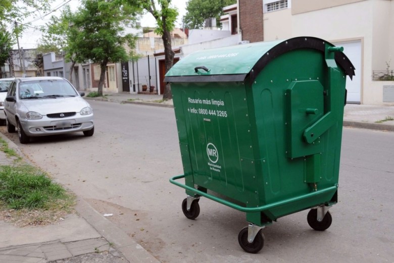 Revisaba la basura en un contenedor y encontró el cuerpo de un hombre con un cordón en el cuello