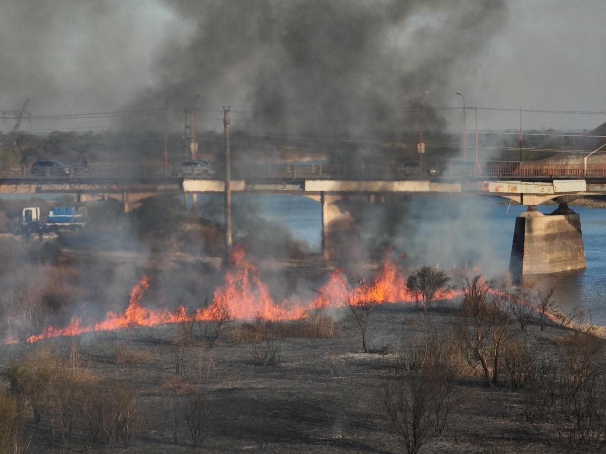 Quema de pastizales cerca del puente Carretero