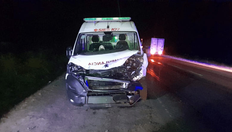 Margarita: una ambulancia chocó con un vaca suelta en la Ruta 11
