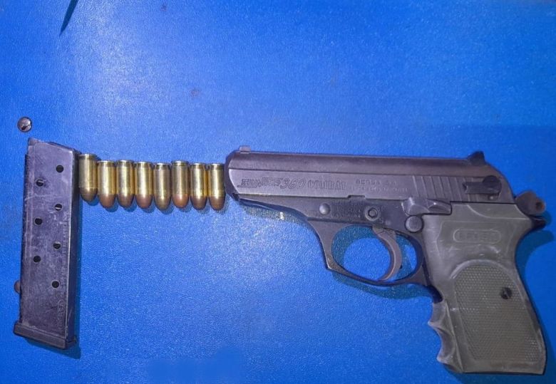 Secuestran arma de fuego que habría sido exhibida en una escuela