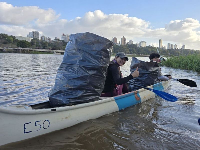 Alumnos de la Escuela de Canotaje limpiaron el río