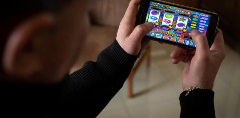 Clubes como redes de cuidado: buscan detectar problemas con el juego y los teléfonos celulares
