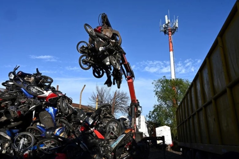 Riesgo ambiental: deciden desguazar y compactar autos en el Corralón Municipal de Santa Fe