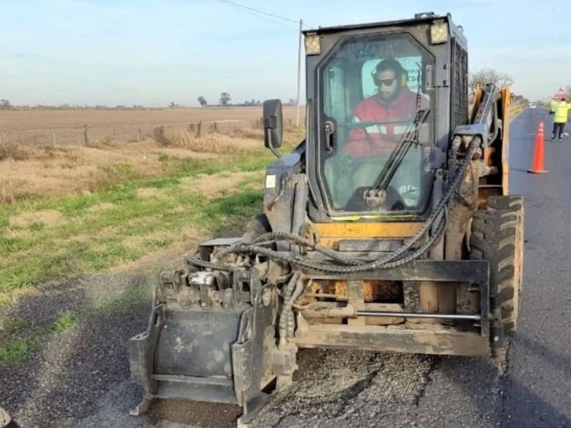 Cansado de esperar, el futuro jefe comunal de Zavalla reparó un bache en la ruta 33 con maquinaria propia