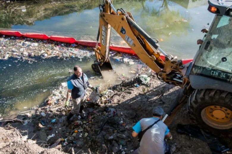 Colocaron una barrera de contención de residuos y limpiaron el Arroyo Antoñico
