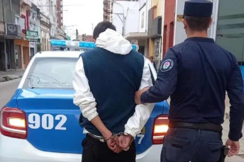 Paraná: rompió el vidrio, entró a robar a una panadería y fue detenido