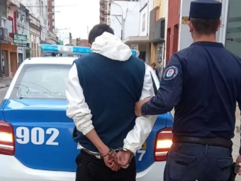 Paraná: rompió el vidrio, entró a robar a una panadería y fue detenido