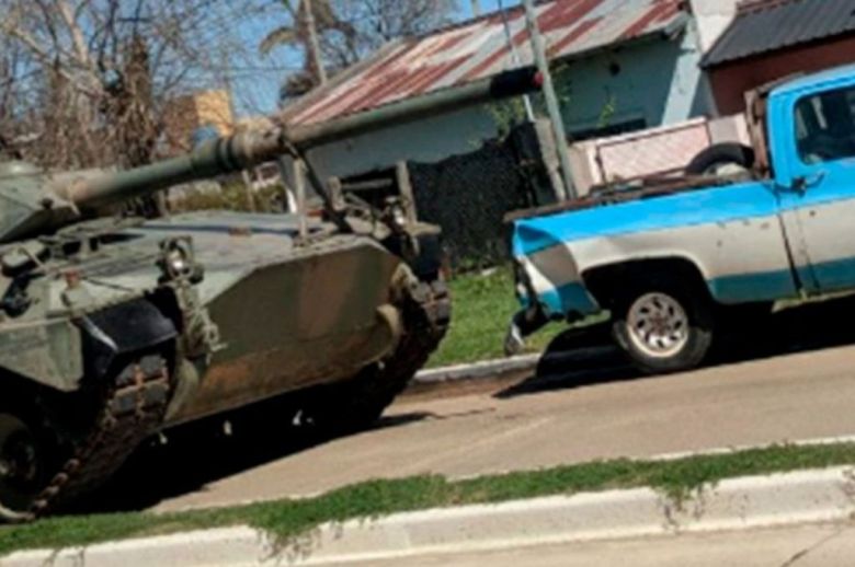 Insólito accidente en Concordia: un tanque de guerra chocó una camioneta estacionada