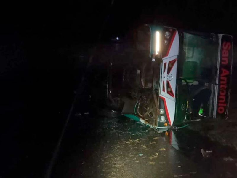 Despistó y volcó un colectivo que trasladaba cosecheros en ruta 14: hay diez heridos