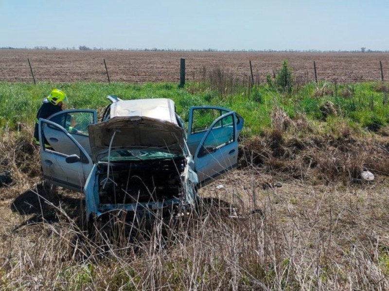 Tragedia en el oeste santafesino: un vuelco en camino rural dejó una víctima fatal